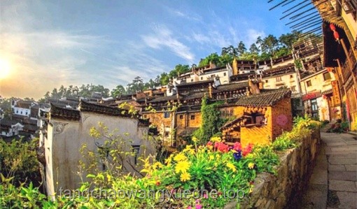 当我进入篁岭怪屋：一场奇幻与探索的旅程